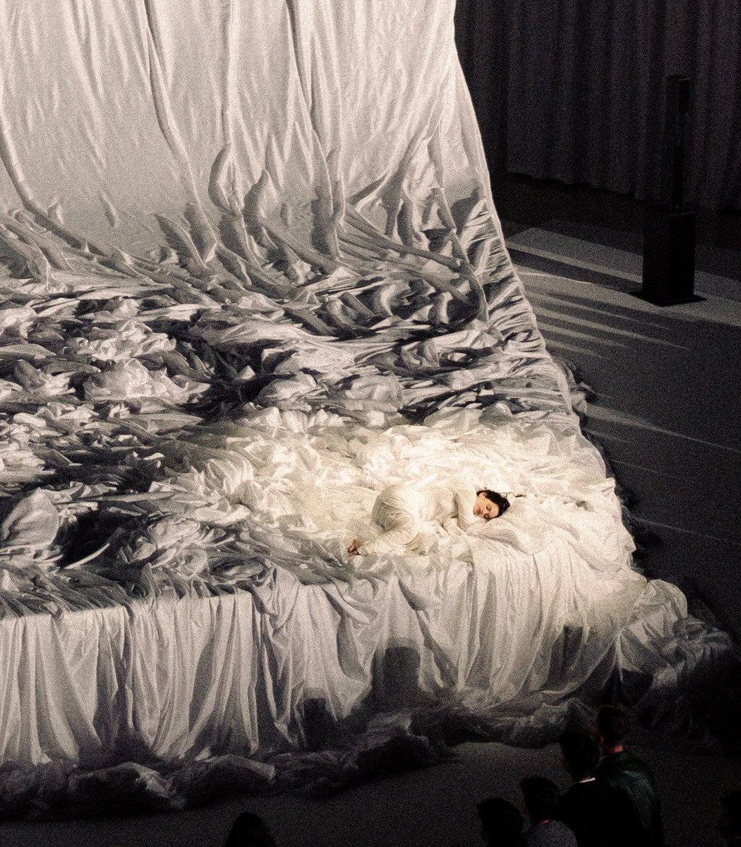 divnize's tweet image. el nivel de artista que tú eres rosalía. wow