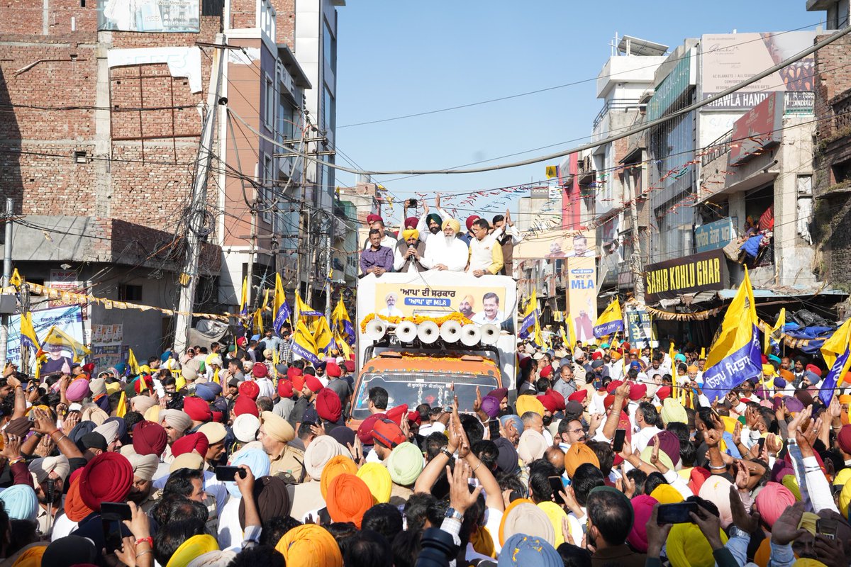 msisodia's tweet image. तरनतारन उपचुनाव में अरविंद केजरीवाल जी के रोड शो में दिख रहा समर्थन इस बात की गवाही है कि हर कार्यकर्ता ने ज़बरदस्त मेहनत की है और भगवंत मान सरकार के प्रति तरनतारन के लोगों का भरोसा आज भी पूरा बरकरार है।