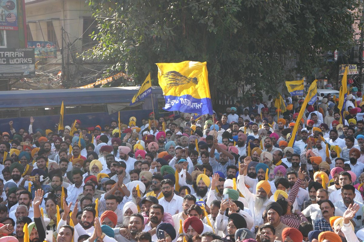 msisodia's tweet image. तरनतारन उपचुनाव में अरविंद केजरीवाल जी के रोड शो में दिख रहा समर्थन इस बात की गवाही है कि हर कार्यकर्ता ने ज़बरदस्त मेहनत की है और भगवंत मान सरकार के प्रति तरनतारन के लोगों का भरोसा आज भी पूरा बरकरार है।