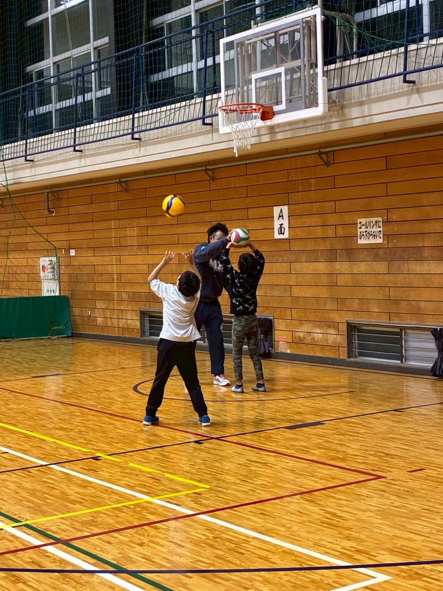 rubicks_iruma's tweet image. 本日は夜練習🏐
体験2名様ご参加👍️
五年生ということもあり体つきがしっかりしていて飲み込みも早いです。すぐに試合に出れずとも中学生でバレーを始めるよりはこの段階での経験は大きいですな😒
ぜひお待ちしております🙏
#ルービックス入間