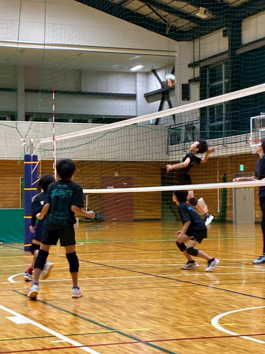 rubicks_iruma's tweet image. 本日は夜練習🏐
体験2名様ご参加👍️
五年生ということもあり体つきがしっかりしていて飲み込みも早いです。すぐに試合に出れずとも中学生でバレーを始めるよりはこの段階での経験は大きいですな😒
ぜひお待ちしております🙏
#ルービックス入間