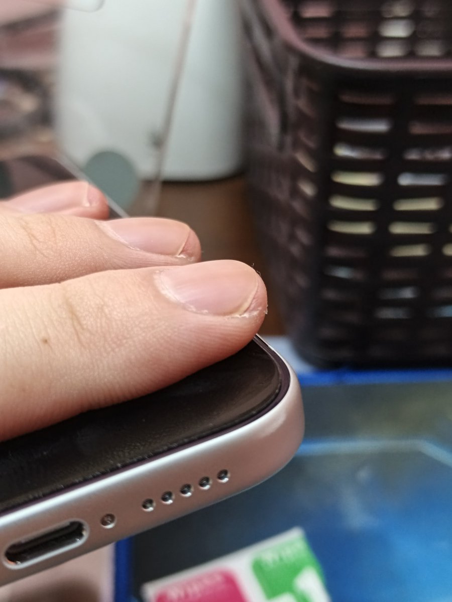 VerdeSelvans's tweet image. Bruh I dropped my phone from pocket height WITH a case on (and it’s not even a thin one), and this happened, hello wtf???

This new aluminum is so soft. I’ve dropped my iPad mini plenty of times, and it’s still in mint condition smh 🤦🏻‍♂️🤦🏻‍♂️🤦🏻‍♂️