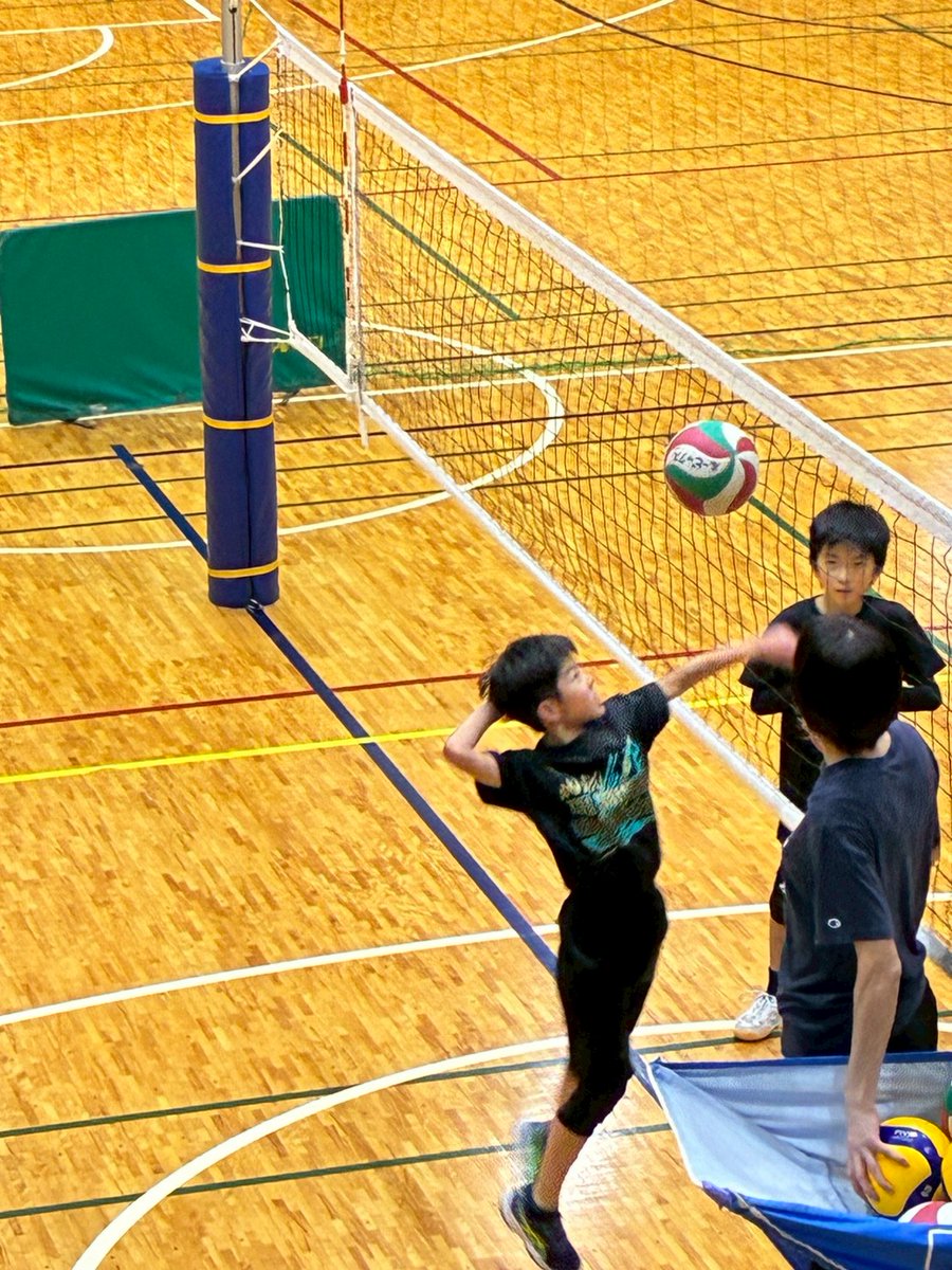 rubicks_iruma's tweet image. 本日は夜練習🏐
体験2名様ご参加👍️
五年生ということもあり体つきがしっかりしていて飲み込みも早いです。すぐに試合に出れずとも中学生でバレーを始めるよりはこの段階での経験は大きいですな😒
ぜひお待ちしております🙏
#ルービックス入間
