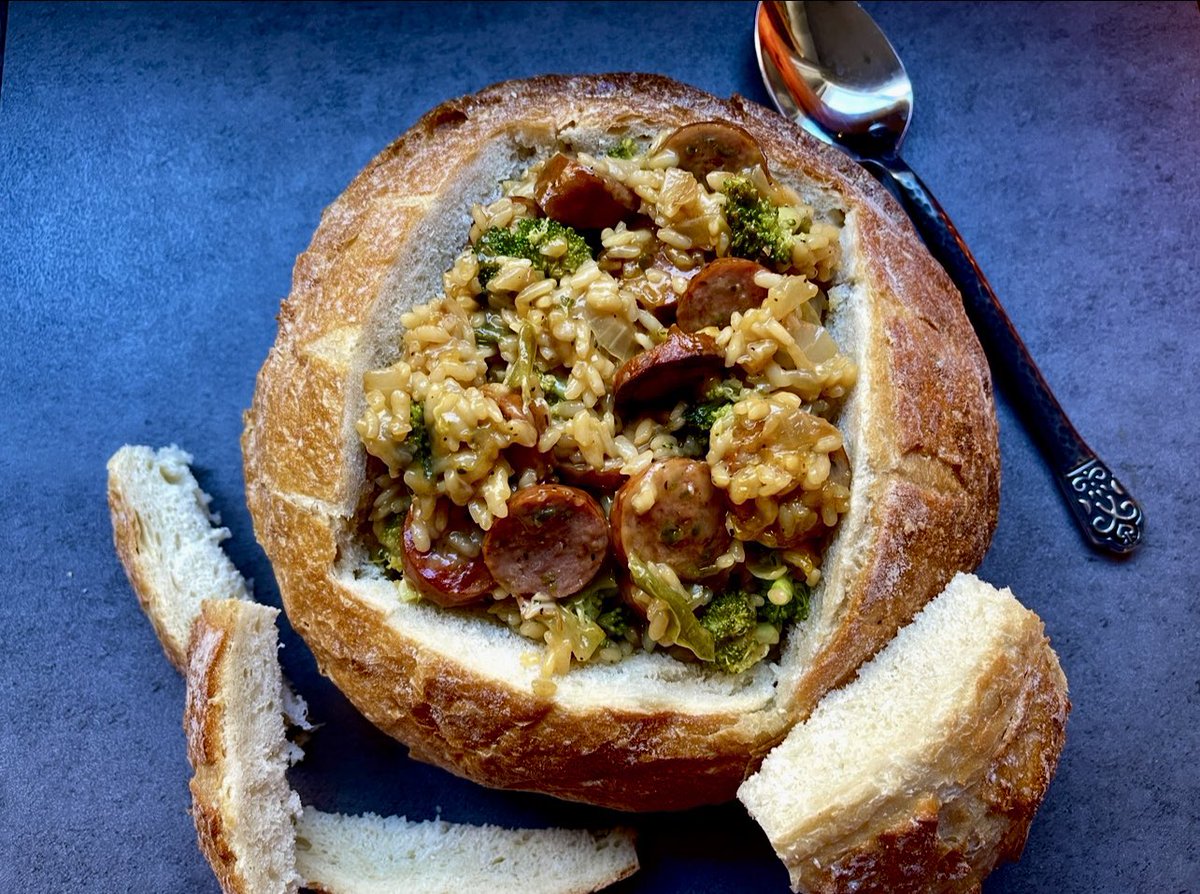 This new recipe is a “crust” above the rest!
#thursdayvibes #comfortfoodseason #breadbowls #smokedsausages #cheese #veggies #yum

queencitysausage.com/recipes-7/smok…