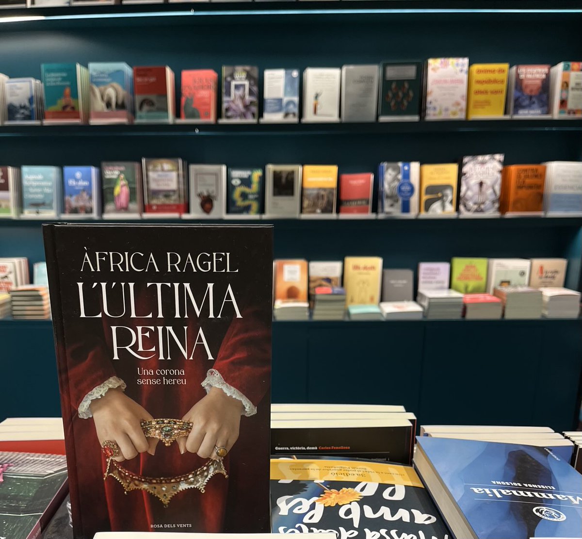 L'última Reina de l'⁦<a href="/africaragel/">ÀRagel</a>⁩ ja ha arribat a ⁦⁦<a href="/OnaLlibres/">Ona Llibres</a>⁩. I us esperem el 18 de novembre a les 19h per a la seva presentació. L'Àfrica conversarà amb la ⁦<a href="/SabateMarin/">Glòria Sabaté</a>⁩ ⁦<a href="/penguinllibres/">Penguin Llibres</a>⁩ 👑