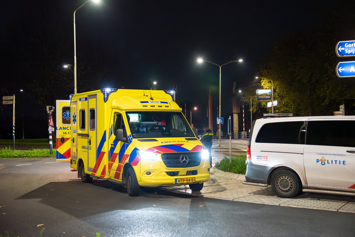 Scooterrijder gewond na val op rotonde in Gorinchem: facebook.com/hulpdienstengo…