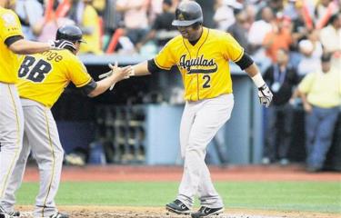 Víctor Díaz disparó su HR número 15 de la temporada el 7 de diciembre de 2008 en el Hiram Bithorn, estableciendo el récord de la liga dominicana ante Shane Youman de Santurce. Años después, Youman reforzó a las Águilas en 2011.