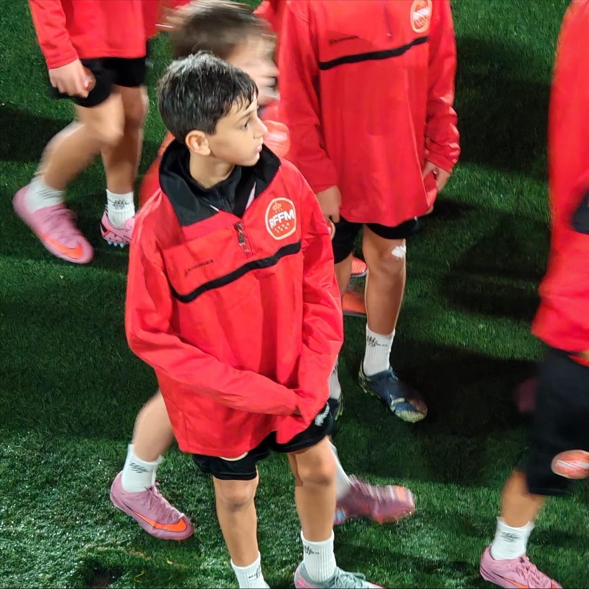 Alejandro Vargas Cadarso de nuestro Alevín convocado con la selección sub12 de la RFFM para el primer entrenamiento de preparación del Campeonato de España de Selecciones Territoriales.

¡¡Enhorabuena Alex!!