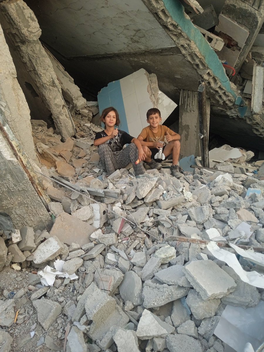 qas_abo82802's tweet photo. **"My home was completely destroyed.  
I no longer have a shelter.  
My children and I are living in the open — no roof to protect us, no place to call home.  
The war took everything… and all we have left is God."**

#GazaUnderAttack #NoShelter #SaveCivilians https://t.co/W4GRhQ8S6A