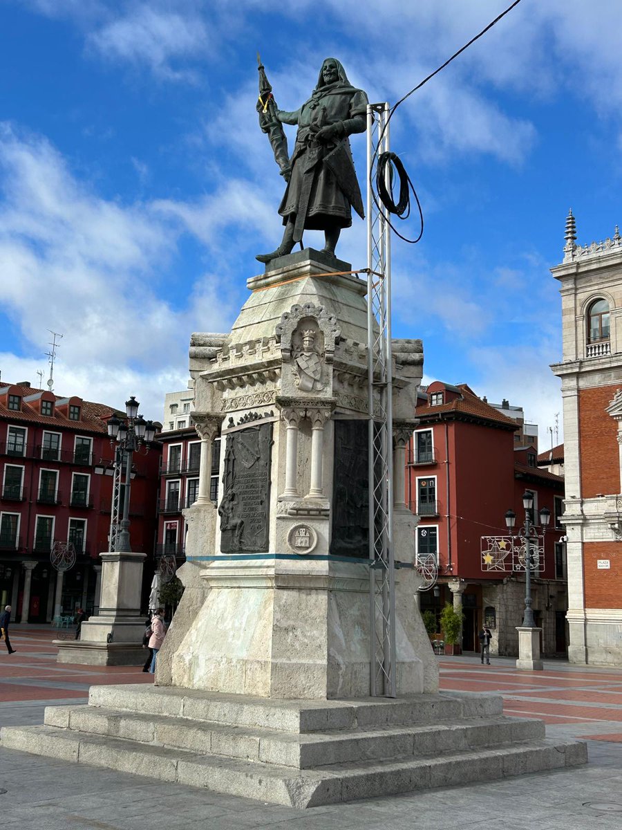 No aprendemos y seguimos maltratando estatuas , monumentos y demás ¿ o las cinchas es para evitar que salga el conde a dar un paseo ?. Mal el que lo coloca, pero el que autoriza, peor. Seguiremos demandando mas educación y sensibilidad para no tener que seguir viendo cosas así