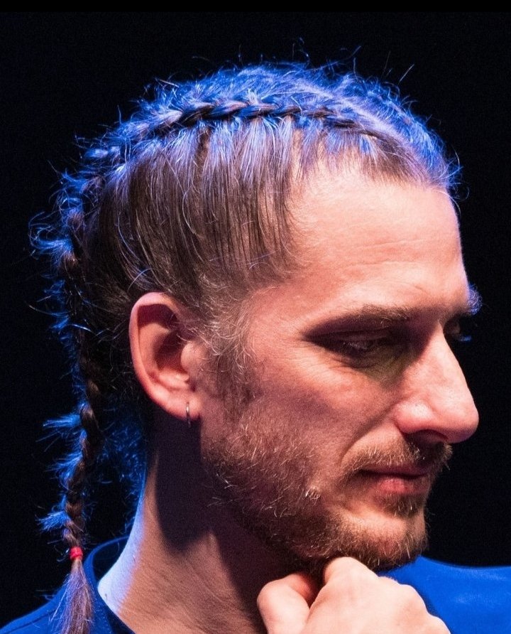 AnyZakki86's tweet image. L' anno è quasi finito e voglio ricordare Luca che si è mostrato in un' anno con vari l0ok da principess4 che mi hanno fatto perdere la testa❣️ 
Matita occhi, treccia, chignon e orecchino pendente ✨