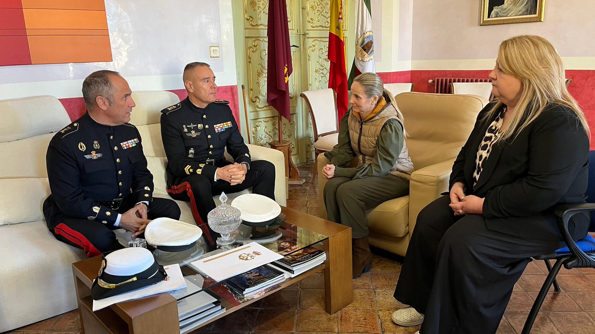 Ayto_Cehegin's tweet photo. 💪🤝 La alcaldesa de #Cehegín, Alicia del Amor, y la concejala Ana Plasencia se reúnen con la @Armada_esp para coordinar la VIII edición de la #ToneladaSolidaria ⚓
🎯 Objetivo: recoger 3.000 kg de alimentos 🥫 para familias en situación de vulnerabilidad.
#CehegínSolidario #FGNE https://t.co/T7ORMkPRDJ