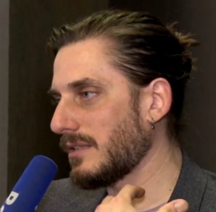 AnyZakki86's tweet image. L' anno è quasi finito e voglio ricordare Luca che si è mostrato in un' anno con vari l0ok da principess4 che mi hanno fatto perdere la testa❣️ 
Matita occhi, treccia, chignon e orecchino pendente ✨