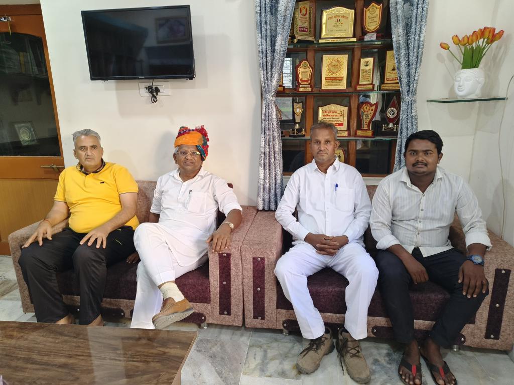 AduramMeghwal01's tweet photo. रानीवाड़ा में परस राम जी ढाका के प्रतिष्ठान “सांवरिया इंटरनेशनल होटल” पर हार्दिक स्वागत एवं सत्कार के लिए धन्यवाद।

आपके आत्मीय स्नेह और आतिथ्य के लिए आभार।

#Raniwada https://t.co/nWPpORPfFM