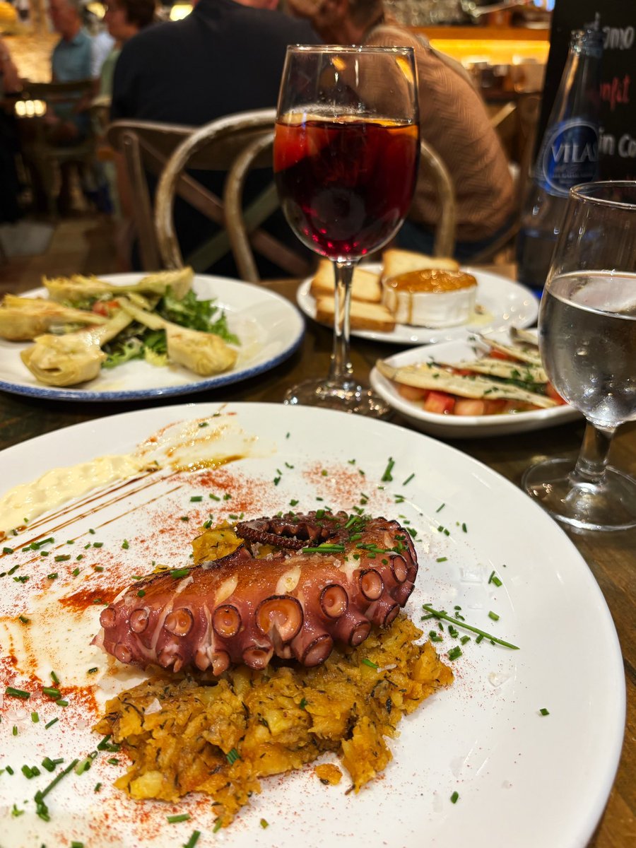 _evija's tweet image. Visi mani mīļākie pēdējā laika ceļojumi ir tie, kuros devos viena. 15k soļu, 10+ stundas miega, labs ēdiens… mājās atgriezos labi atpūtusies un ar dzīvi apmierināta. Seviļa ir smuka. Bilbao joprojām ir mana mīļākā Spānijas pilsēta, bet Seviļa nu ir otrajā vietā.