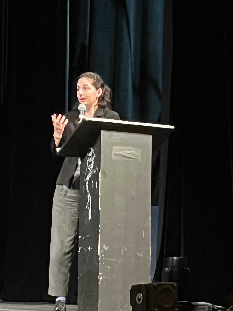 5 novembre 2025 
Remise  des prix  de thèse et master de l'<a href="/IFMitterrand/">Institut François Mitterrand</a> au <a href="/TDejazet/">Théâtre Déjazet</a>, en présence de Jean Glavany, président de <a href="/IFMitterrand/">Institut François Mitterrand</a>, par les professeurs Bernard Lachaise et Frédéric, Bozo.
🧵 1/4