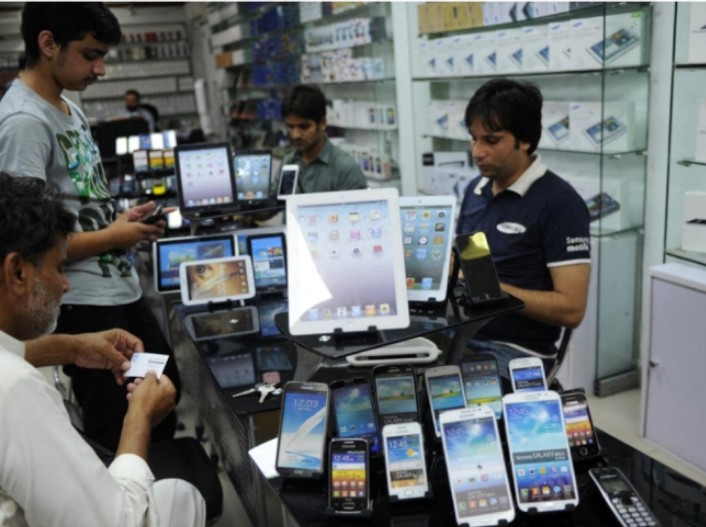 ahmedtanveer85's tweet image. In a letter to members of the National Assembly's Standing Committee on Finance, National Assembly member Qasim Gilani requested a review of the 'unreasonable' taxes imposed on mobile phones
#MobileTax #NationalAssembly #FinanceCommittee #TaxReview #Pakistan #TechNewsPakistan