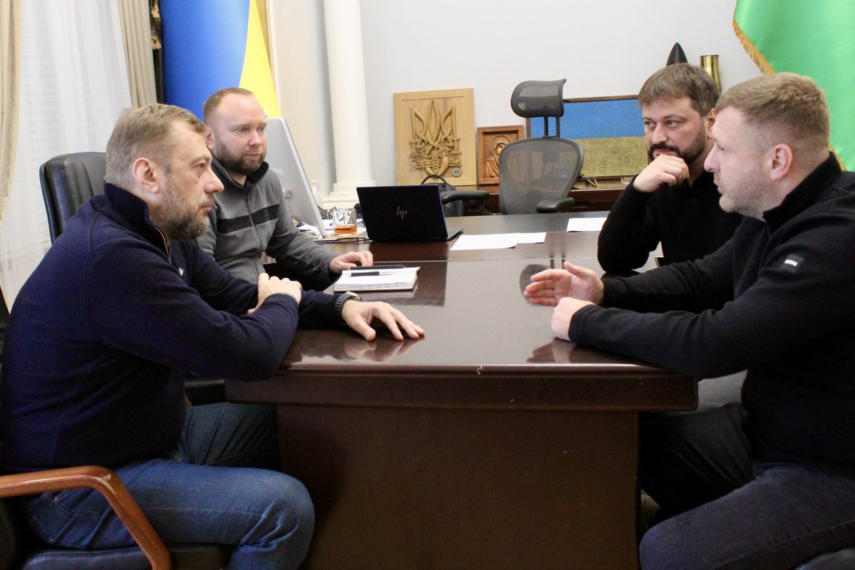 V_Chaus's tweet image. 🍒Зустрівся з командою «Генерал Черешня». Ці специ на слуху. Дронарі, зокрема, розробили флагманські дрони-перехоплювачі. І це саме те, що також може підсилити захист неба над Чернігівщиною. 

Команда готова поділитися розробками і навчити екіпажі. Дякую🤝