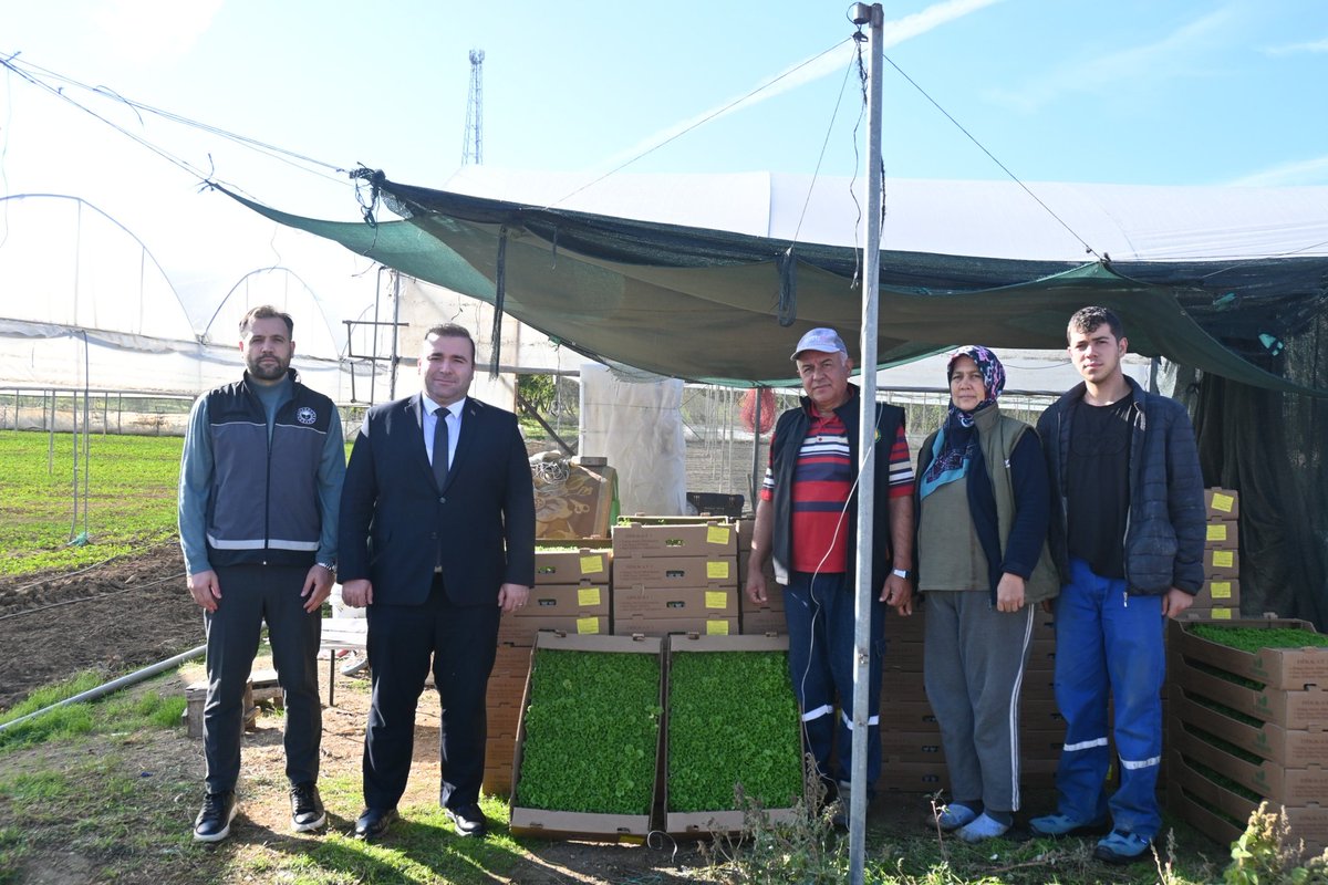 Kaymakamımız Sayın Mücahit Ünal, ilçemiz çiftçilerinin üretimini desteklemek amacıyla İlçe Tarım ve Orman Müdürlüğümüzce koordine edilen sertifikalı buğday tohumu ve marul fidesi dağıtımına katıldı.

Sayın Kaymakamımız, ilçemizde örnek tarım uygulamaları yürüten bahçelerimizi