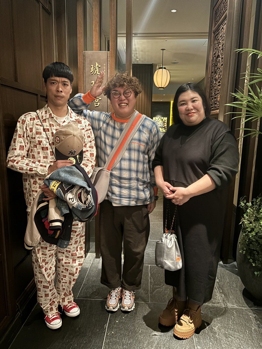YutaNakatani's tweet photo. 熊元プロレスが誕生日祝いに高級中華に連れて行ってくれて、プレゼントで聖騎士の首飾りをくれた😭🙏
全料理、信じられへん美味しさやった…ありがとう…

エースは「春巻きが一位やったっすねぇ〜！」って言ってました https://t.co/D4gbAYUHS7