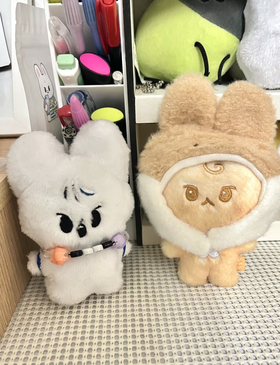 หลานยายมีเครื่องหัวใส่ละตัวข้างๆอย่าโวยวายเดี๋ยวยายไปเอฟมาให้ใส่ด้วยเหมือนกัน