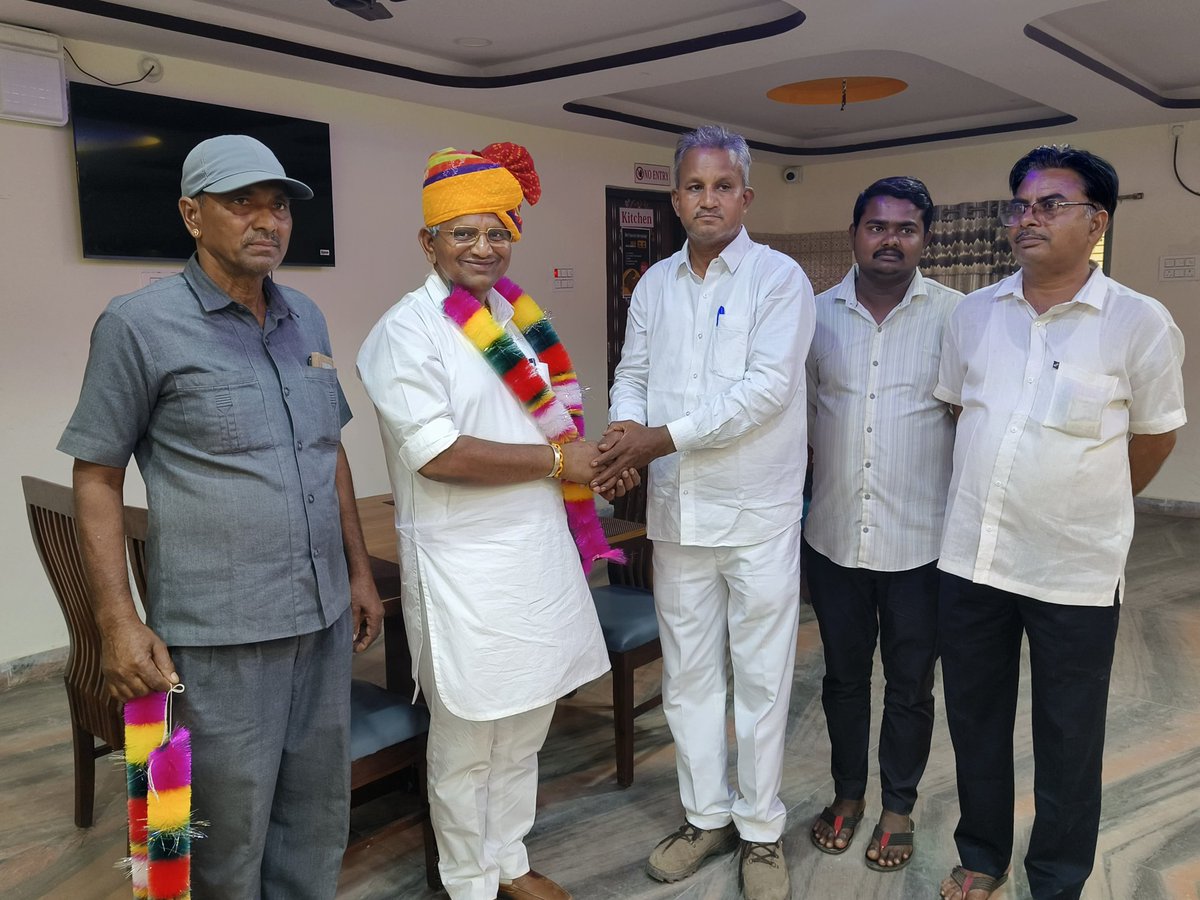 AduramMeghwal01's tweet photo. रानीवाड़ा में डॉ. प्रभुराम जी द्वारा किए गए हार्दिक स्वागत एवं सत्कार के लिए धन्यवाद।

आपका स्नेह और सम्मान जनसेवा के मार्ग पर निरंतर प्रेरणा देता है। 

#Raniwada https://t.co/5cC6TvC6tu
