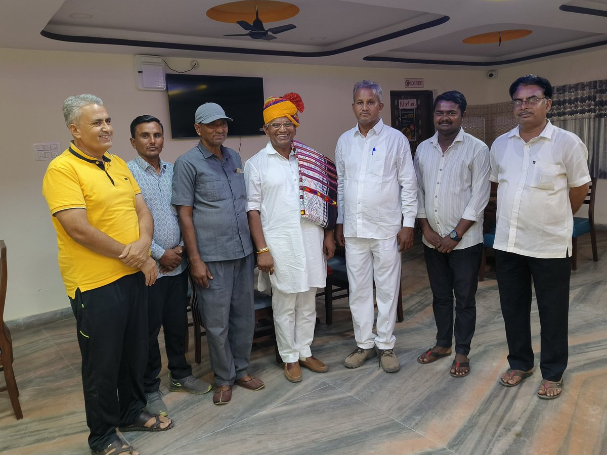 AduramMeghwal01's tweet photo. रानीवाड़ा में डॉ. प्रभुराम जी द्वारा किए गए हार्दिक स्वागत एवं सत्कार के लिए धन्यवाद।

आपका स्नेह और सम्मान जनसेवा के मार्ग पर निरंतर प्रेरणा देता है। 

#Raniwada https://t.co/5cC6TvC6tu