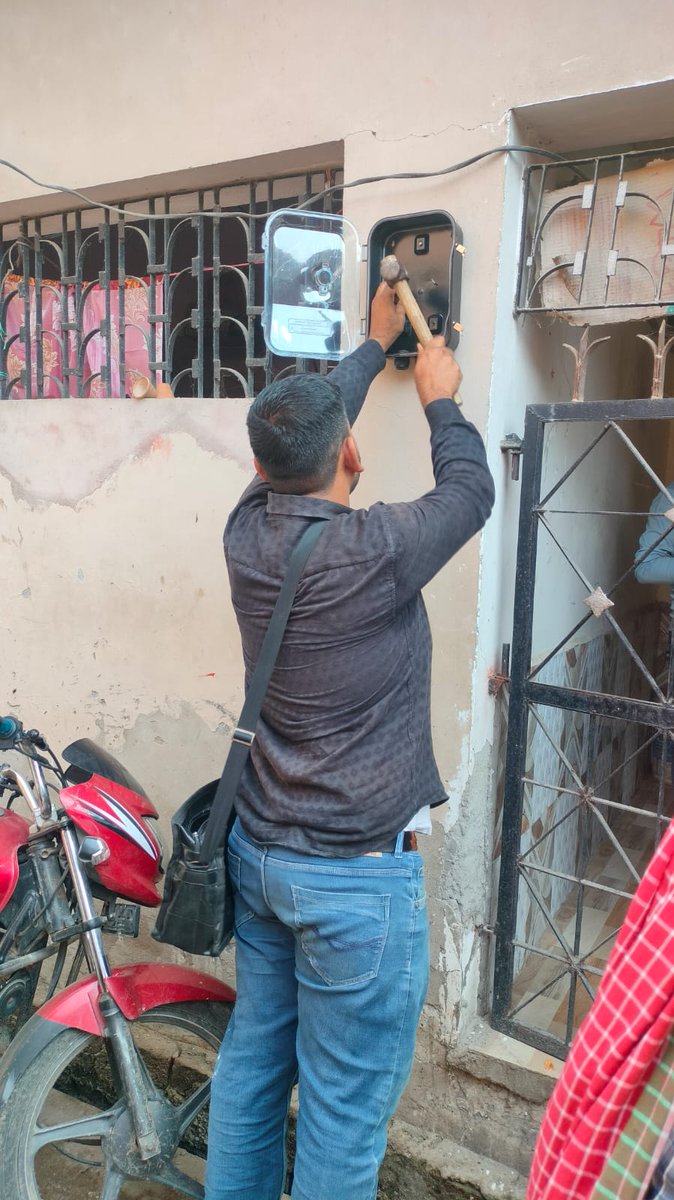 #Smar_meter   
वि.वि.खण्ड- प्रतापगढ़  के बाबागंज उपकेन्द्र के अंतर्गत उपभोक्ता की संतुष्टि सटीक सही खपत के अनुसार विद्युत बिल बनाने के लिए कार्यदायी संस्था मेसर्स जीएमआर द्वारा #स्मार्ट_मीटर लगाया गया।
<a href="/PuVVNLHQ/">Purvanchal Vidyut Vitaran Nigam Limited</a> <a href="/UPPCLLKO/">UPPCLLKO</a>