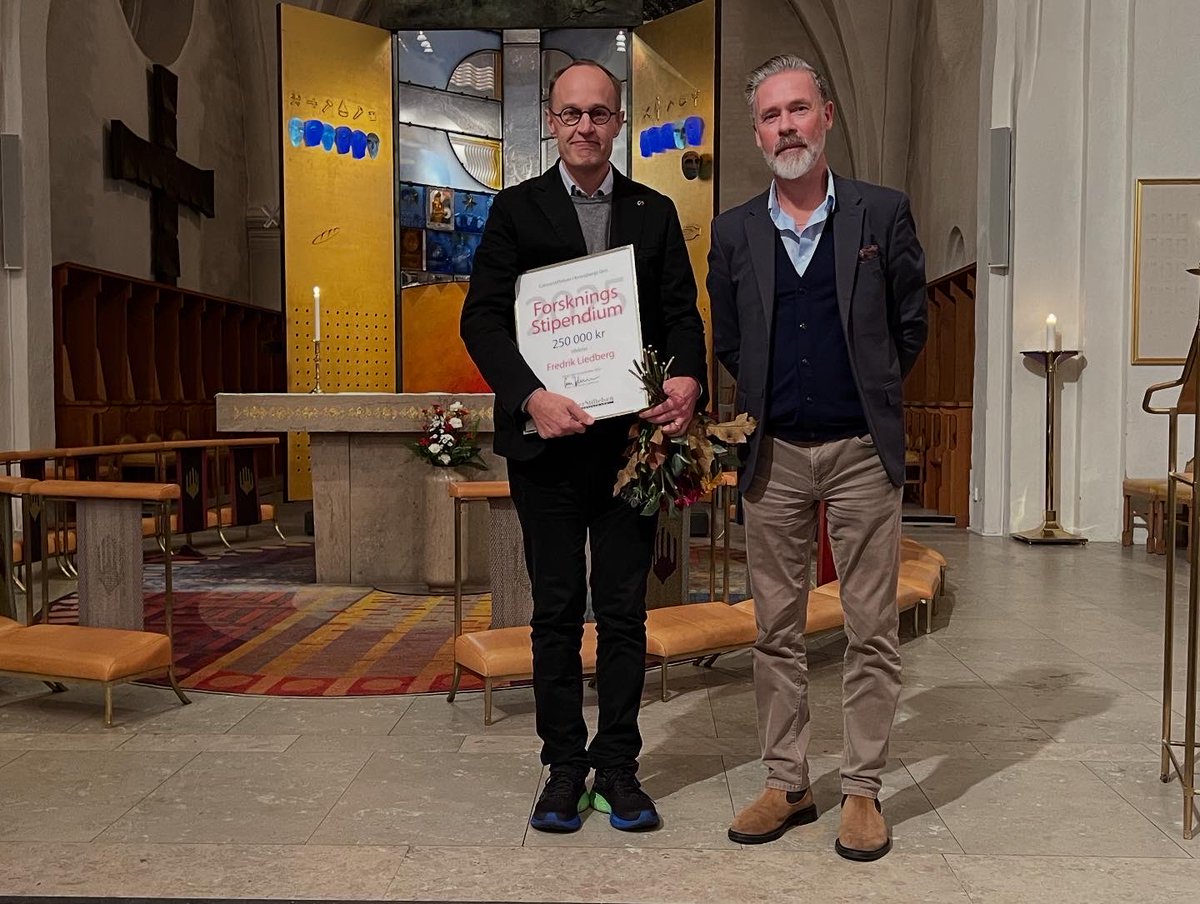 CSkronoberg's tweet photo. Fredrik Liedberg tog officiellt emot vårt Forskningsstipendium 2025 från vår ordförande Sven Johannesson, i Växjö Domkyrka på onsdagskvällen. Det blev en fin och stämningsfull ceremoni inför drygt 400 personer. https://t.co/IyRLsOmOk0