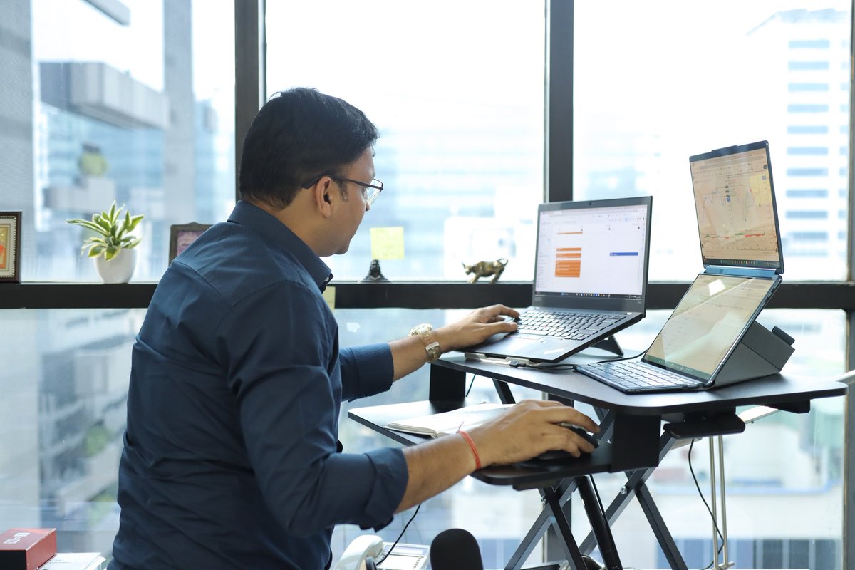 Stephan65164351's tweet photo. Standing desk helps me to stay focused, attentive and alert!! https://t.co/PPumF1EUp8