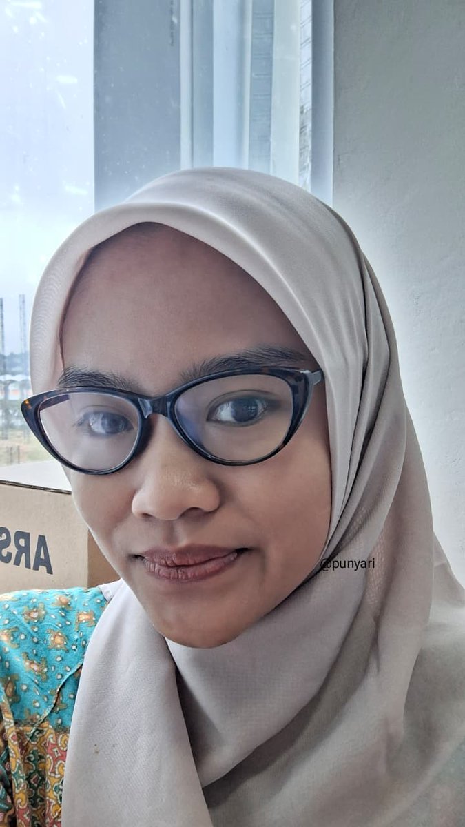 nuririana_'s tweet photo. Aku tuh emang suka nyoba-nyoba sunscreen, dan akhirnya nemu tone up sunscreen yang nyelamatin banget di pagi-pagi rush 😭☀️
Dan yep! Glamazing + Sunmazing Brightening Booster — ringan, nggak white cast, tone up-nya pas untuk tone kulitku https://t.co/K68hxb5vpf