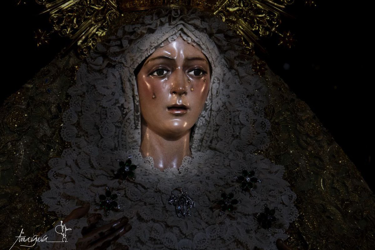 Aunque nunca te hayas ido.
Cada día que pasa, te vuelvo a recordar.
¡Dios te salve, Reina de los Macarenos!
