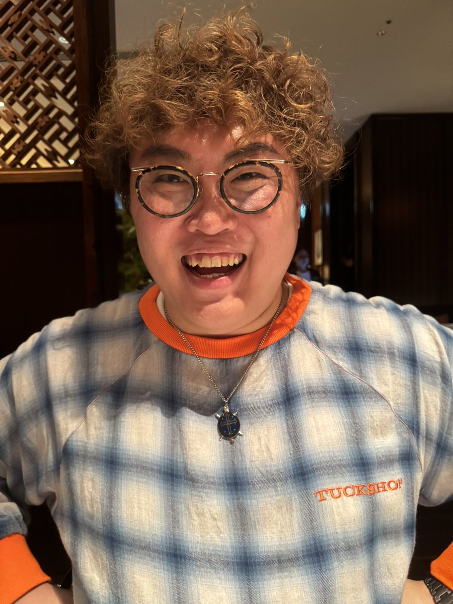 YutaNakatani's tweet photo. 熊元プロレスが誕生日祝いに高級中華に連れて行ってくれて、プレゼントで聖騎士の首飾りをくれた😭🙏
全料理、信じられへん美味しさやった…ありがとう…

エースは「春巻きが一位やったっすねぇ〜！」って言ってました https://t.co/D4gbAYUHS7