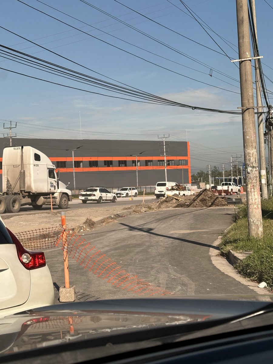 alertux's tweet photo. #TráficoSV | @JorgeGlvez22085 reporta fuerte congestionamiento vehicular en la zona de Las Arboledas, Lourdes, usuarios  siguen indicando que  puede tomar hasta una hora salir de la residencial. @ObrasPublicasSV https://t.co/xtZspJ5Q7k