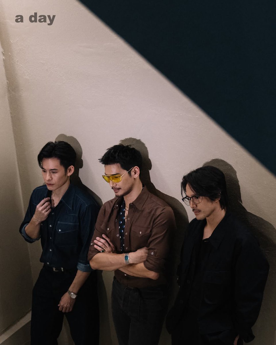 ApoNattawinofc's tweet photo. ‘ถ้าในมุมมองของเพื่อน โปว่าเขาน่าคบมาก เขาเป็นคนที่รักพวกพ้อง หนักแน่น เด็ดเดี่ยว แต่ถ้าพูดในแง่ของอาชีพเขาก็เป็นอีกเรื่องหนึ่ง’

ต่อคำตัวละคร #ตี๋ใหญ่ฤกษ์ดาวโจร หนุ่มตาตี่มือถือปืน นักปล้นบรรพกาล
>> https://t.co/cIE9uJ52PM 

🙏🏻 #adaymagazine  

@Nnattawin1 
#ApoNattawin #TEEYAIxAPO