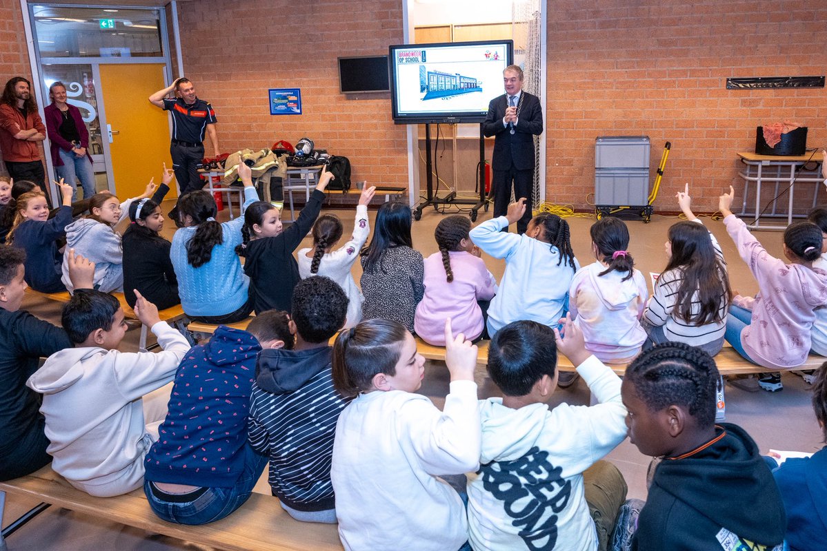 Hoe voorkom je brand in huis? En wat kun je doen als er toch brand is? Dat kun je niet jong genoeg leren. Daarom biedt de #brandweer een lessenreeks aan voor de scholen in Diemen. Ik was vanmorgen bij de aftrap op basisschool De Octopus.