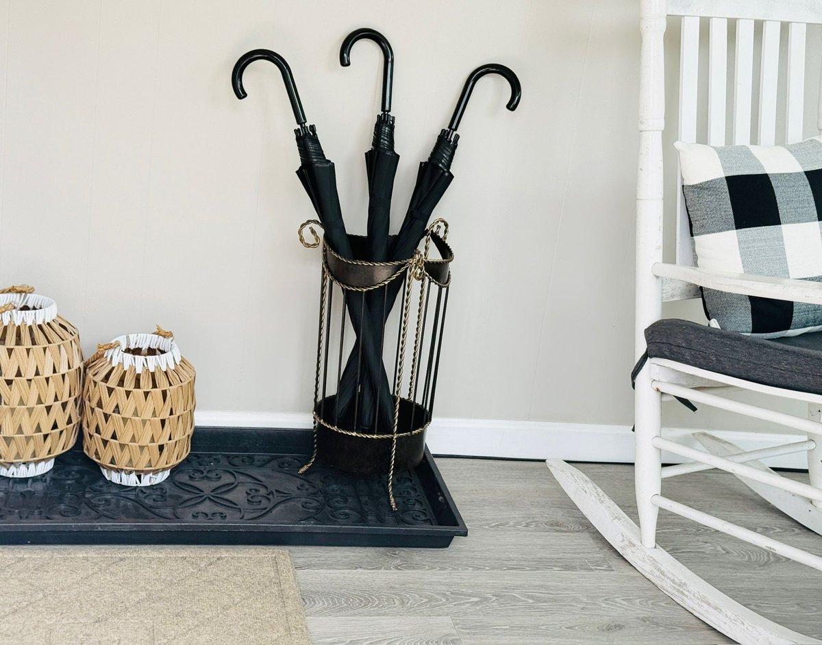 TurnHospitality's tweet image. Today’s #TurnTip: Add one thoughtful touch guests will notice right away.
🌸 A surprise card or flowers for a special occasion
🧴 Extra bathroom accessories
☂️ Umbrellas by the door

These details say, “We thought of you before you arrived.” #HostWithHeart #STRCommunity