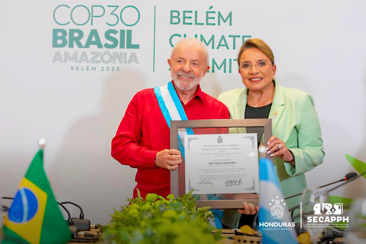 SECAPPH's tweet image. #SECAPPHINFORMA ​¡La grandeza se reconoce! 🌎🌳

​En el marco de la #COP30, la presidenta Xiomara Castro (@xiomaracastroz)  impuso la máxima condecoración hondureña —la Orden Francisco Morazán— al presidente de Brasil, Lula Da Silva (@lulaoficial) 🇧🇷

 Este reconocimiento resalta…