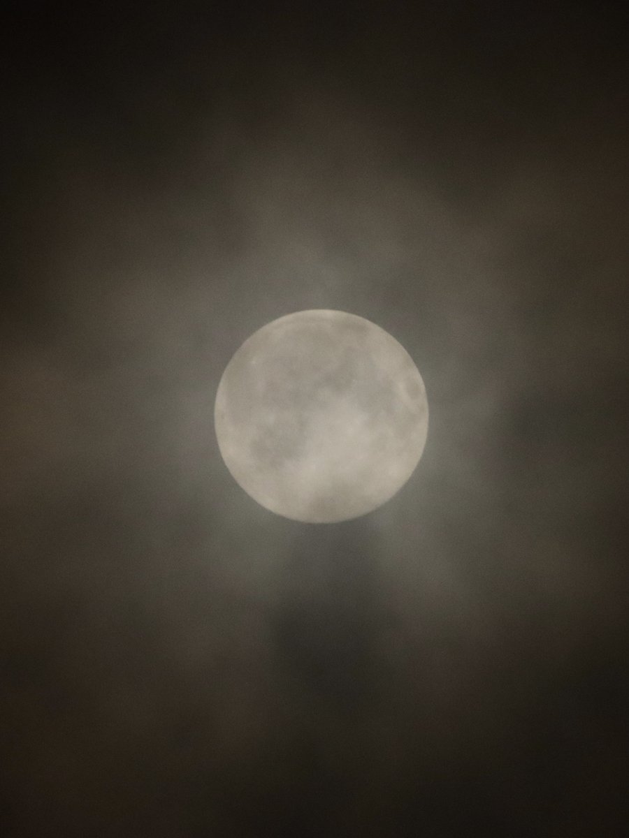 11月の満月🌕 スーパームーン 雲があった時も幻想的でした