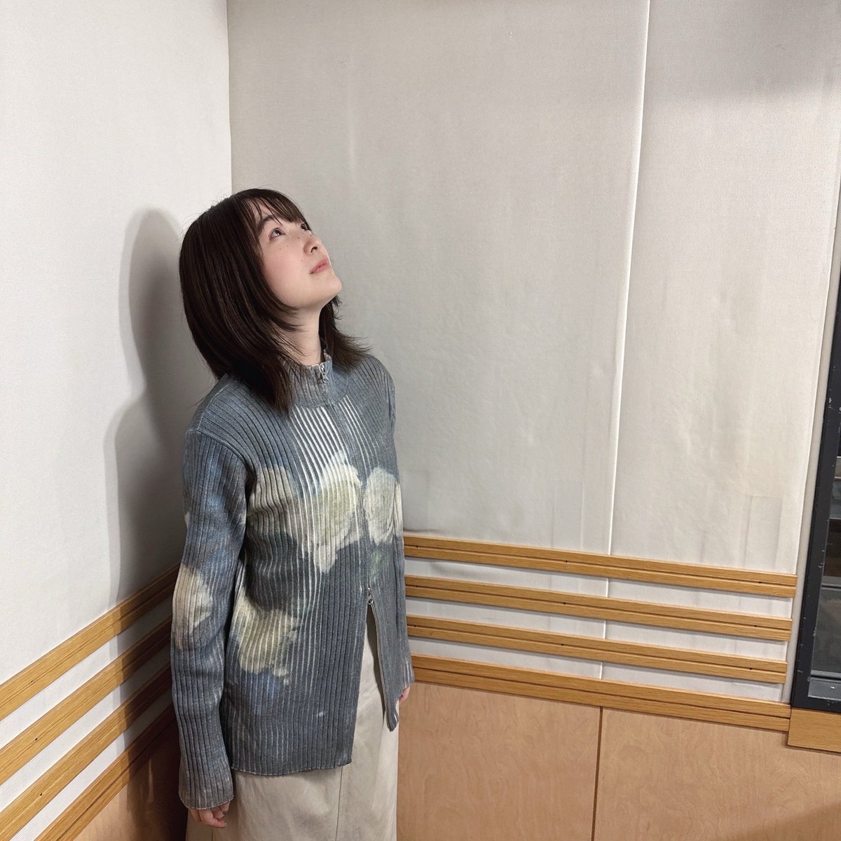 himi2bako's tweet image. #293「難しい」  
本日も #ひみつばこ ありがとうございました。前半は声優というお仕事について話す難しさ、後半はピラティスに行くという試練の難しさの話でした。ちゃんと行く“そうです“よ☺️
またイベントの1部にはゲストに小原好美さんが来てくれます。お楽しみに!
写真はオヤブンを見上げるしゃま