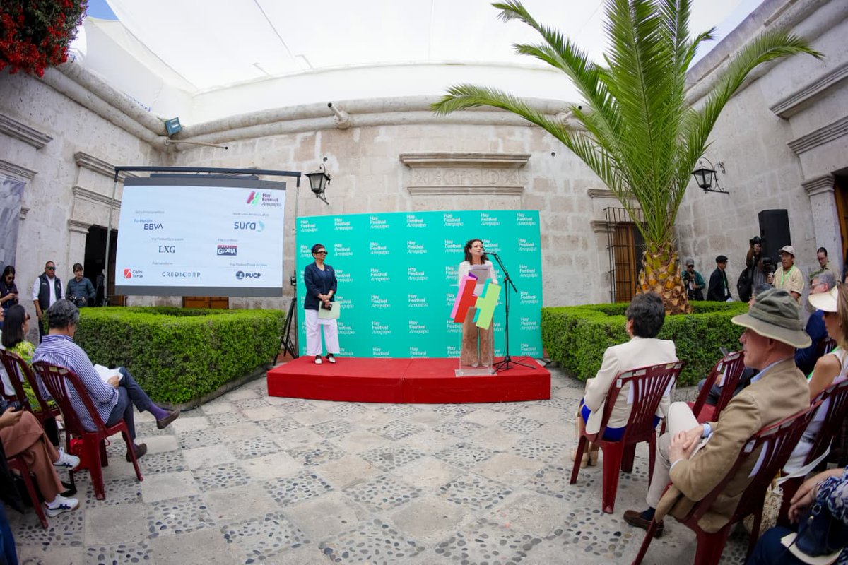 📸✨ ¡Comenzó el #HayArequipa!
Hoy celebramos la inauguración de la undécima edición del Hay Festival Arequipa, un encuentro que celebra la palabra en todas sus formas.
Durante cuatro días —del 6 al 9 de noviembre—, la Ciudad Blanca acogerá a más de 130 invitados de 15 países en