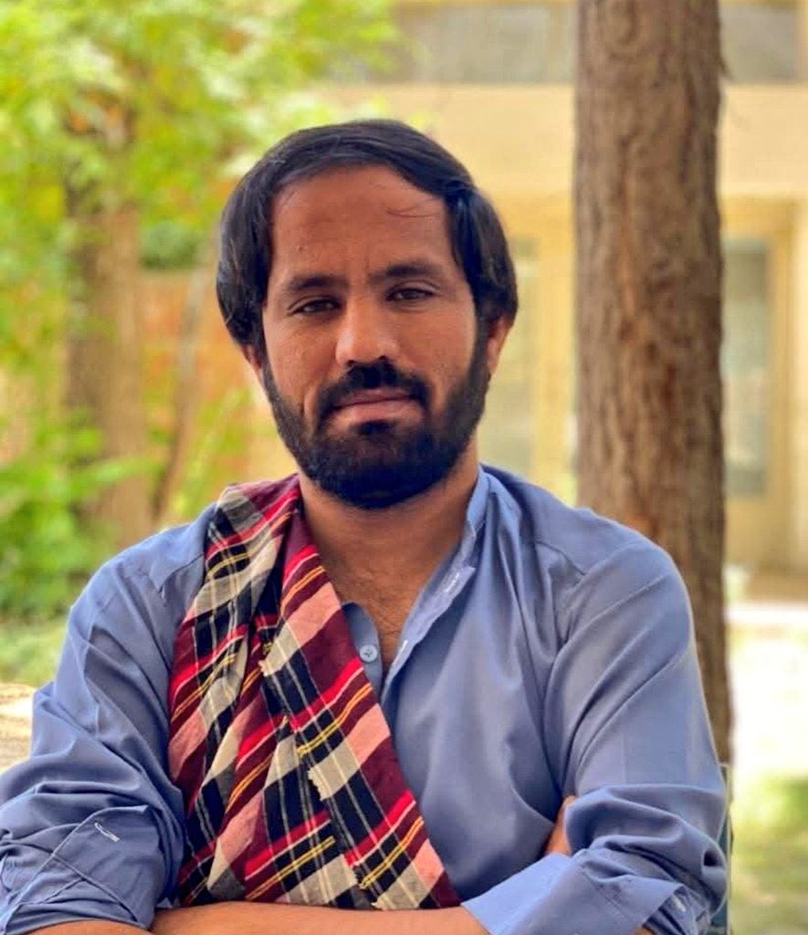 Durbibi6's tweet photo. اے سنگت پُلّءَ رُدنت، چوں دیدگاں مارا دوست انت، ریاست جاہل، جابر، ظالم، چوں بدواہاں چلامپیت ات۔ 
ما ھچ کت نہ کن آں۔۔۔! 

#EndEnforcedDisappearances https://t.co/d48y4Ji6ou