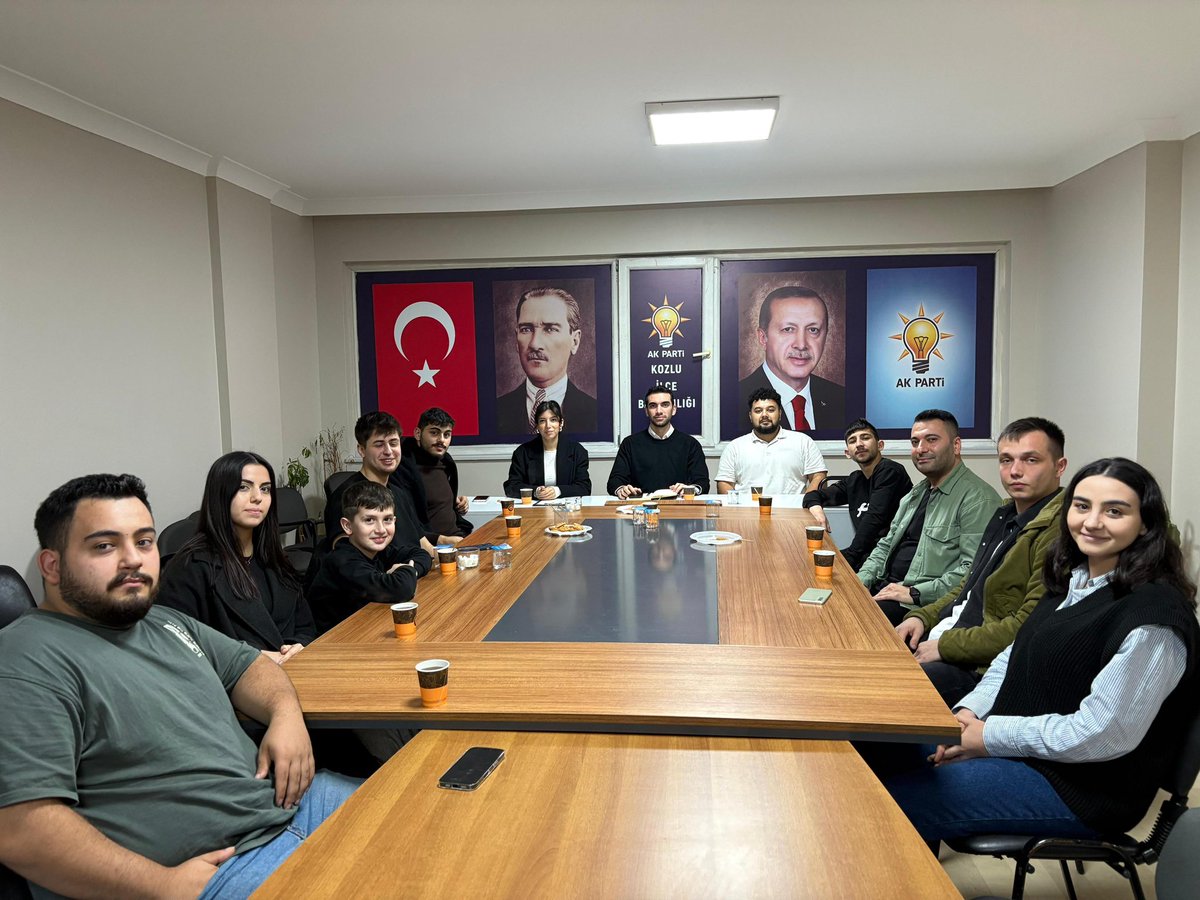 📍Haftalık Olağan İlçe Yönetim Kurulu Toplantımızı İlçe Gençlik Kolları Başkanımız Sn. İlkcan KOCA başkanlığında yönetim kurulu üyelerimizle birlikte verimli bir şekilde gerçekleştirdik. 
Gençliğin enerjisiyle durmadan çalışmaya devam.