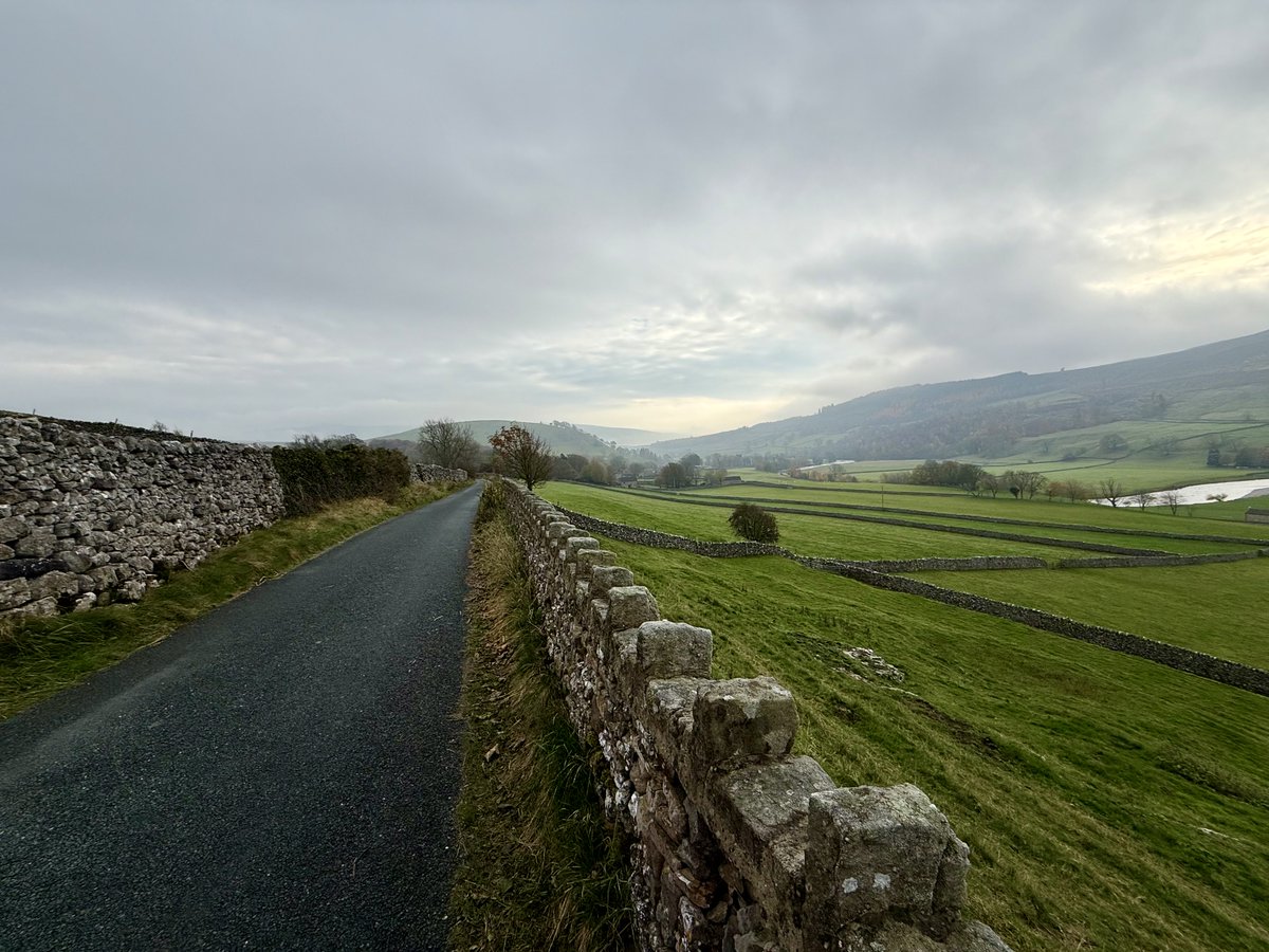 ⁦Rode out to Kilnsey with the Kiwi &amp; ⁦<a href="/Bikery1966/">Bikery</a>⁩ today &amp; met ⁦<a href="/CB_cycles/">Craig from Devonshire 🚴‍♂️👋</a>⁩ for coffee at the Riverside Cafe in Burnsall. Incredibly warm again!