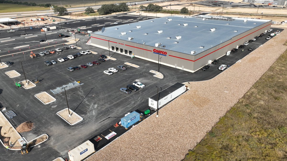 RobCon_Co's tweet image. Liberty Hill is moving! 🛠️

Asphalt&apos;s down, landscaping is underway, paint&apos;s wrapping up, casework’s going in, and floor polishing is halfway done. Store racking starts 11/10 💪🛒

#CostcoLibertyHill #TeamRobcon #TexasConstruction #RetailBuild #ProjectUpdate #RobinsonConstruction