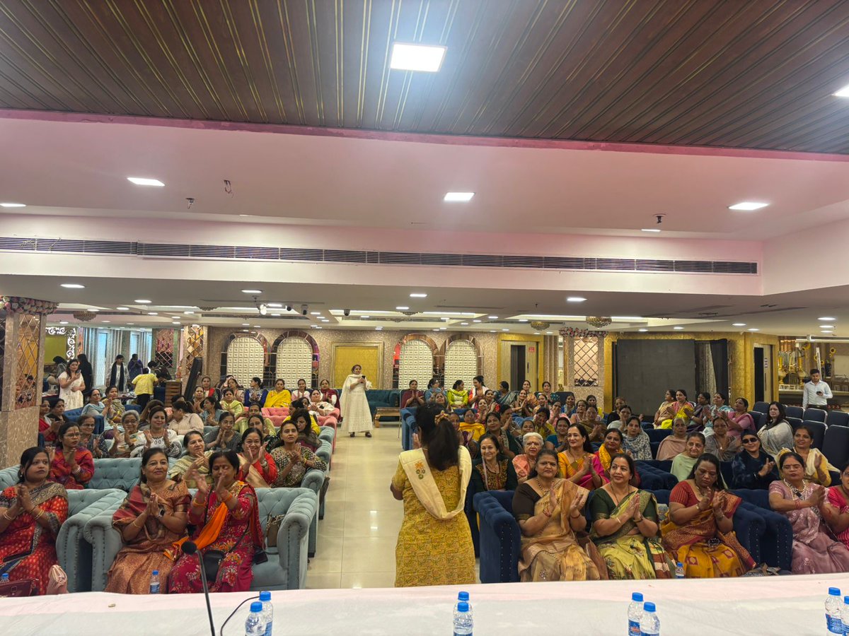 BJPMM4Delhi's tweet photo. आज दिल्ली प्रदेश अध्यक्ष श्रीमती @richapandey के सानिध्य में पश्चिमी जिला #MahillaSammellan में “आत्मनिर्भर भारत – स्वदेशी संकल्प” विषय पर प्रेरणादायक विचार साझा किए गए।
कार्यक्रम में जिला अध्यक्ष श्री चंद्रपाल बख्शी जी, जिला प्रभारी श्री विजय सोलंकी जी, 1) #VocalForLocal https://t.co/9ot6OpryrW