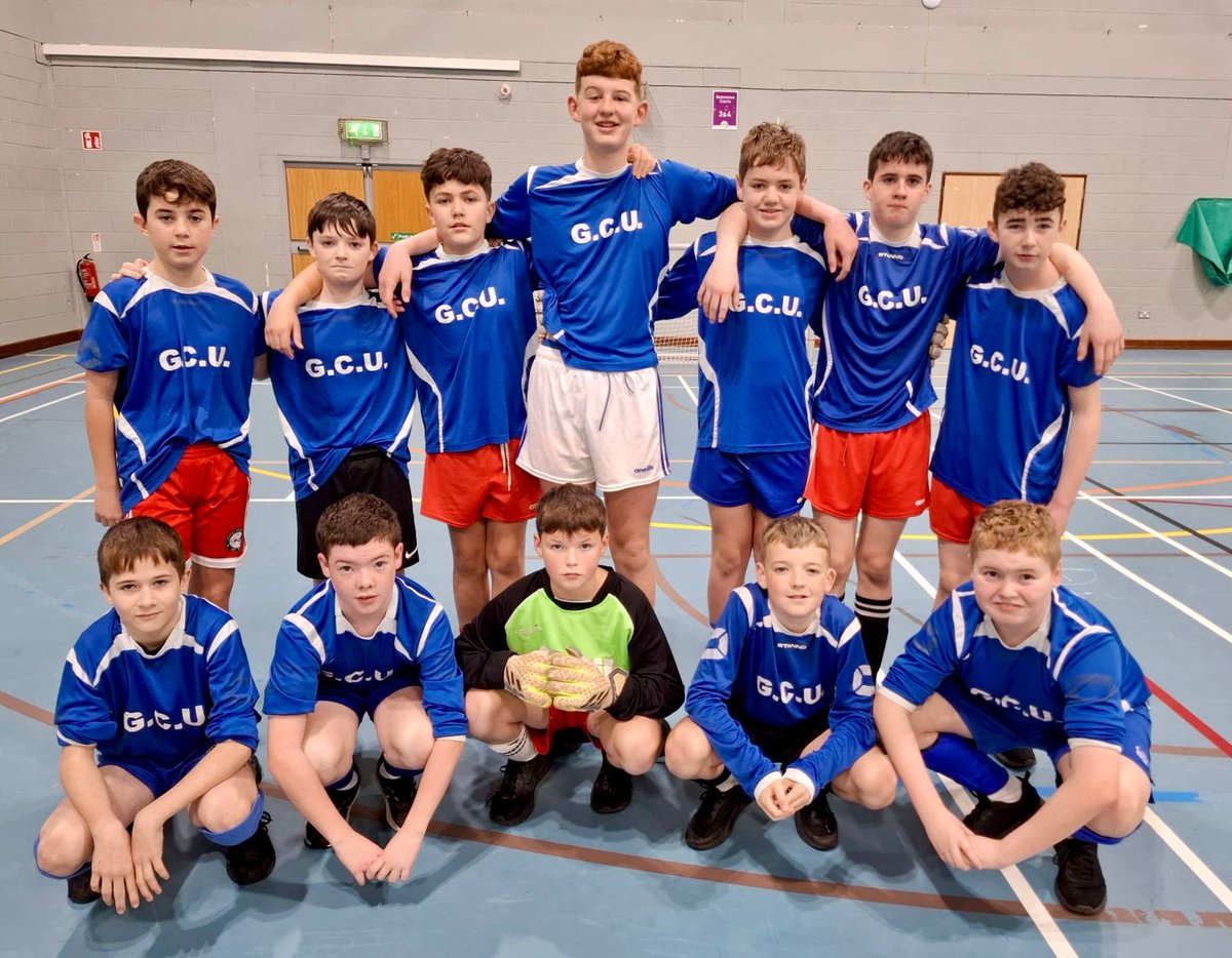 Foireann na Chéad Bhliana a ghlac páirt sa chomórtas Futsal a bhí ar siúl san Aura inniu. D’imir siad go léir iontach maith agus bhain siad 3 chluiche as 5. 
Bhi 12 scoil eile páirteach sa chomórtas.  Taispeántas ar dóigh ó na gasúraí.