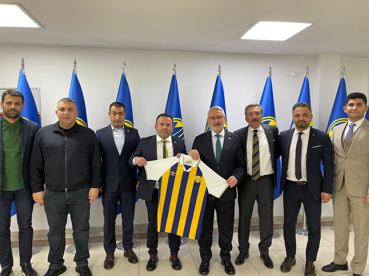 tecimer_kadir's tweet photo. Başkanımız Sayın Nuri Muhammet Yaman, ve Yönetim Kurulumuz, MKE Genel Müdürü Sayın İlhami Keleş’i ziyaret ederek istişarelerde bulunup ve kendisine forma hediye ettik.
Nazik misafirperverliği ve destekleri için kendilerine teşekkür ederiz. https://t.co/Ysxd2Ys7n9