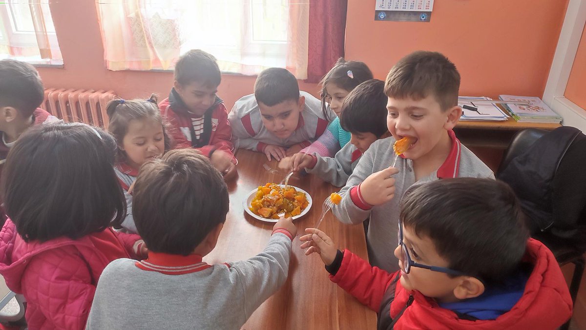 Mavi yeşil okul projesi kapsamında öğrencilerimizin kendi yetiştirdikleri bal kabaklarından yaptıkları tatlıyı hepberaber  afiyetle yedik. Elinize sağlık çocuklar <a href="/tcmeb/">Millî Eğitim Bakanlığı</a>
<a href="/Yusuf__Tekin/">Yusuf Tekin</a>
<a href="/valisimsek/">Yılmaz Şimşek</a>
<a href="/sivasmem/">Sivas Millî Eğitim Müdürlüğü</a>
<a href="/erdogan_fatih66/">Fatih Erdoğan🇹🇷</a>
<a href="/Ekremyurt_/">Ekrem Yurt</a>
<a href="/Sivas_HEDEF/">Sivas Hedef Projesi</a>
#AileYıl
#HedefAile