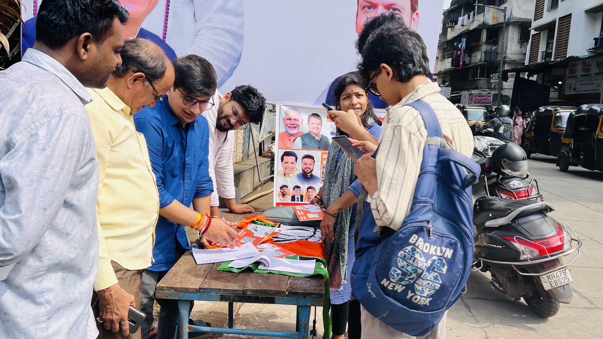 आवाज मुंबईकरांचा..संकल्प भाजपचा.. 

भारतीय जनता पार्टी युवा मोर्चा की ओर से इस विषय को हमारे युवाओ के बीच में लेकर उतरे जिससे हमे उनकी समस्या और वो अपनी मुंबई को कैसा देखना चाहते है ये जानने का मौका मिला.